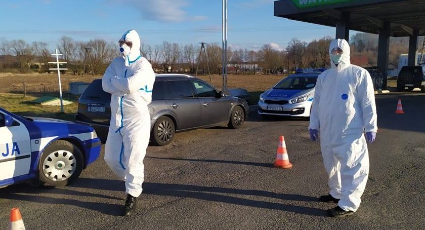 Policjanci okrążyli nas, trzymali 5,5 godziny w samochodzie - kulisy akcji w Lwówku Śląskim w związku z podejrzeniem koronawirusa