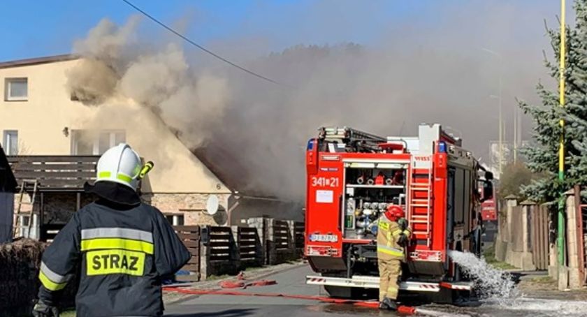 Pożar domu w Wojcieszycach. Kłęby dymu z okien.