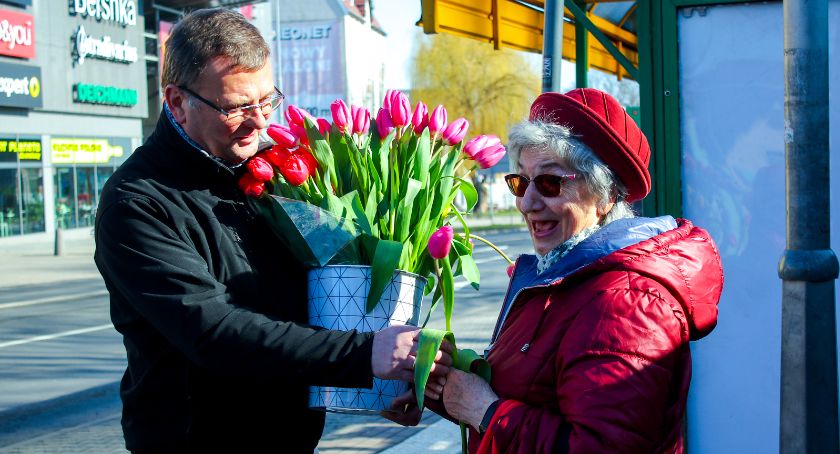 Kwiaty na Dzień Kobiet dla pasażerek MZK
