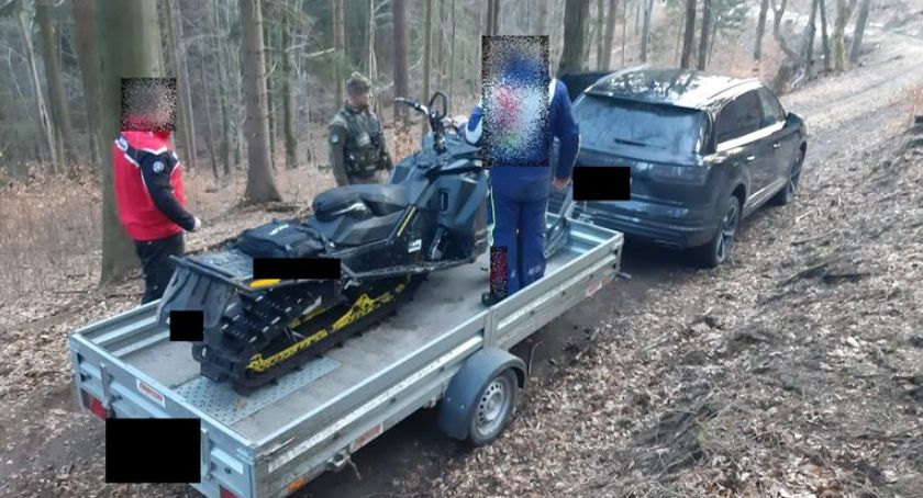 Zatrzymano dwóch mężczyzn jeżdżących skuterami śnieżnymi w obszarze chronionym.