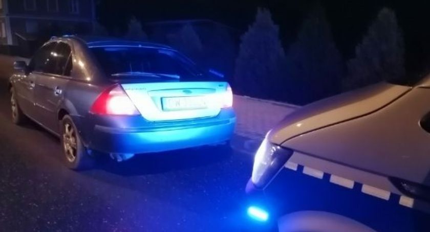 Jechał całą szerokością jezdni. Miał ponad 2 promile alkoholu w organizmie.
