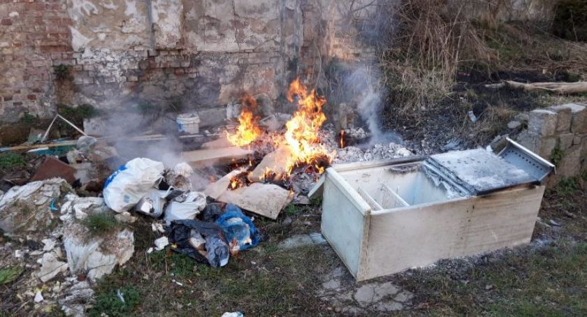Spalał odpady na posesji