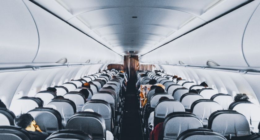 Wrocławskie lotnisko apeluje. Rejsem FR 8405 leciał mężczyzna zarażony koronawirusem!