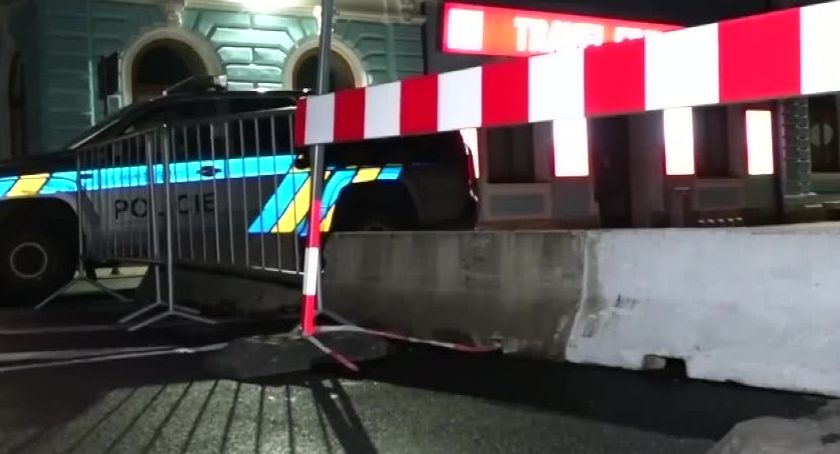 Czesi ustawiają betonowe zapory na przejściu granicznym z Niemcami. W kraju obowiązuje stan wyjątkowy