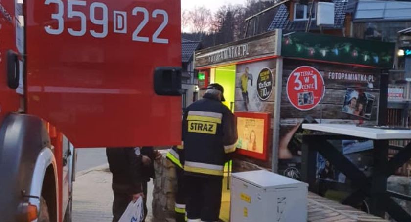 Zatrzasnęli się w fotobudce. Nikt nie słyszał wołania o pomoc.