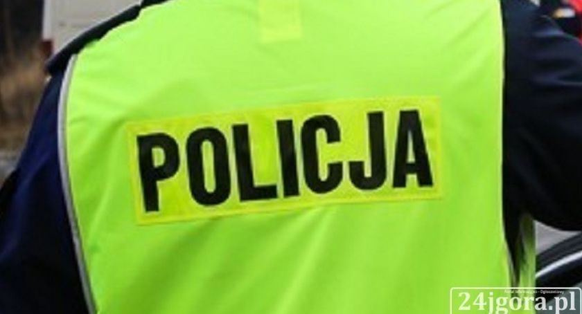 Policjanci sprawdzają czy osoby objęte kwarantanną respektują zalecenia służb