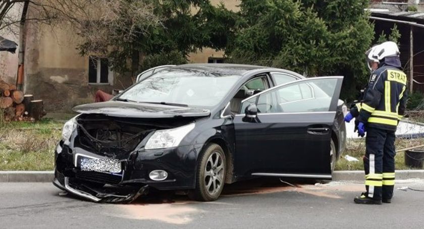 Zderzenie dwóch aut na rondzie w Maciejowej. Jeden z kierowców nieprzytomny.