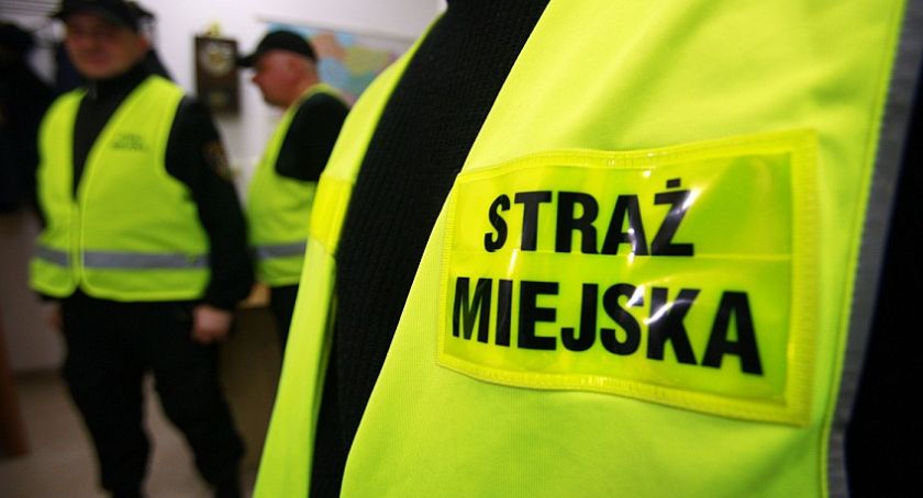 Straż Miejska kontroluje grupy młodzieży. Cztery interwencje w ciągu jednego dnia.