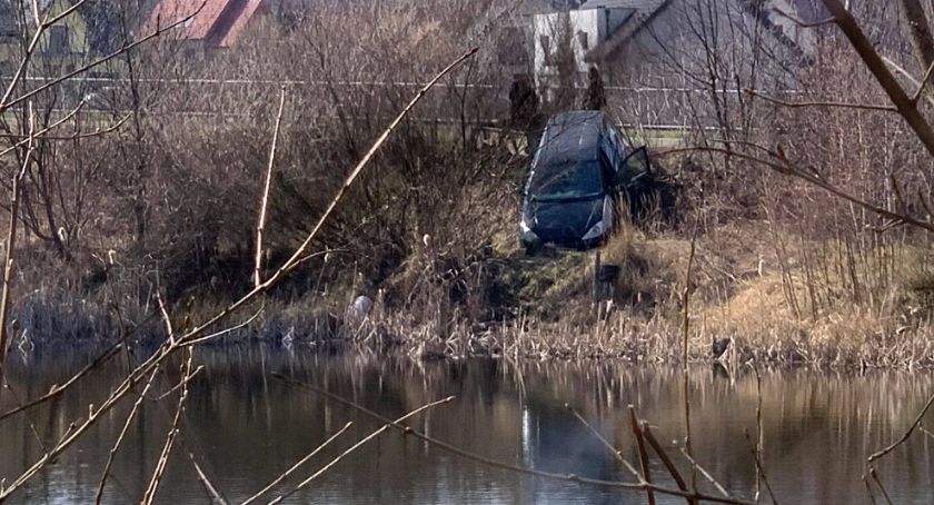 Podczas jazdy eksplodowały opony. Pojazd omal nie wpadł do stawu.