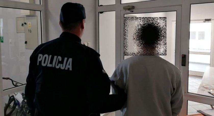 Wskakiwał wprost pod nadjeżdżające samochody...