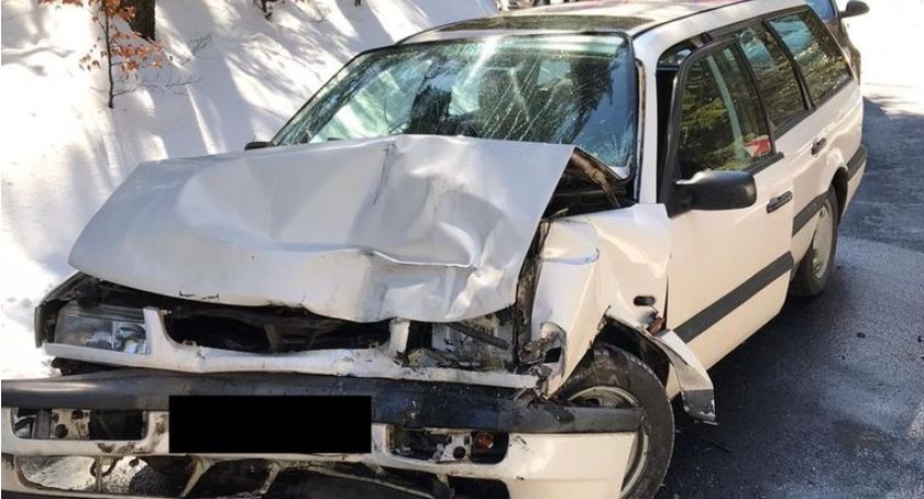 VW czołowo uderzył w samochód ciężarowy. Droga zablokowana.