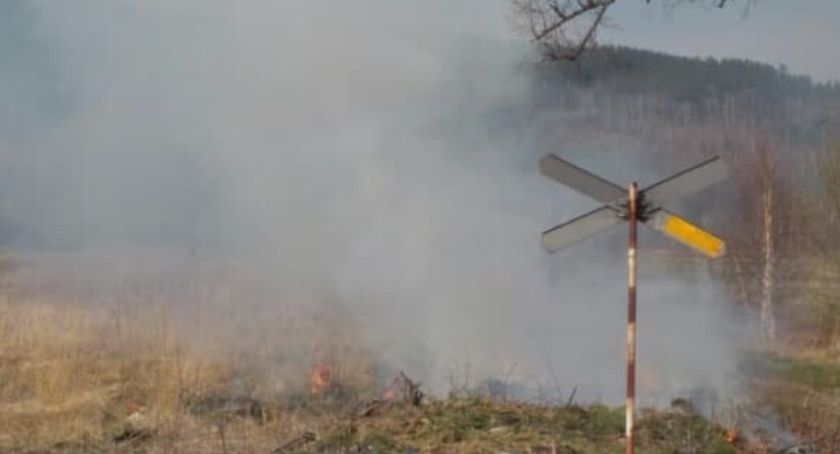 Pożar opon i smieci przy torach kolejowych w Piechowicach