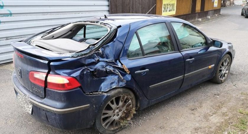 Rozbili auto na drzewie. Próbowali nim odjechać.