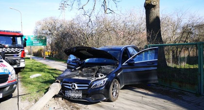 Na ulicy Sobieszowskiej auto ścięło latarnię uliczną