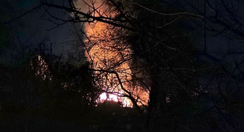 Nocny pożar altanki 