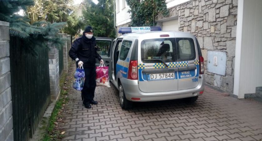Straż Miejska dowozi artykuły spożywcze