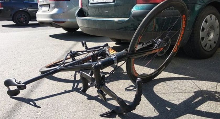 Rowerzysta wjechał pod auto
