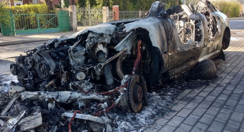 Nocny pożar w Cieplicach. Spłonęło osobowe Audi