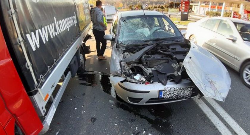 Zderzenia busa z autem osobowym w Kowarach