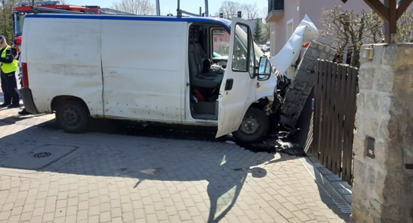 Groźny wypadek na Wolności. Auta po zderzeniu rozbiły się na ogrodzeniu.