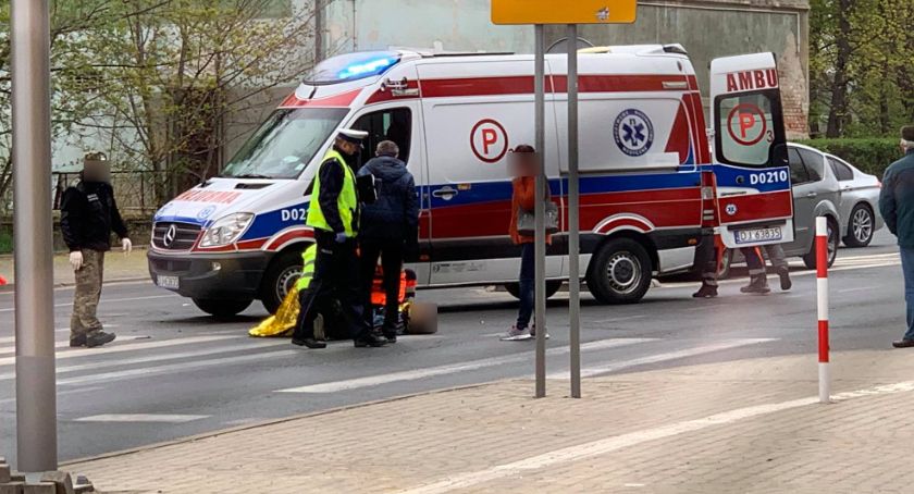 Zderzenie skutera i Toyoty na ul. Wolności. Jedna osoba w szpitalu.
