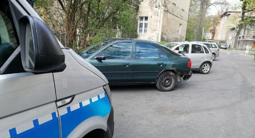 Kierowca z zakazem i narkotykami zatrzymany przez policjantów.