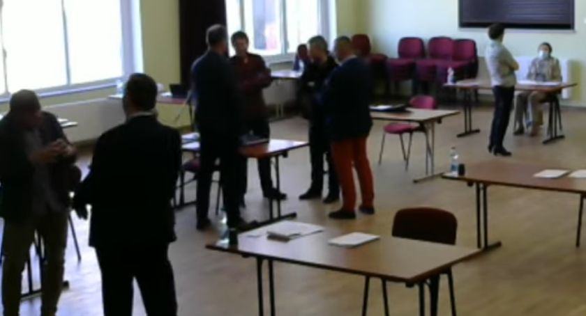 Fatalne zachowanie radnych Mirska. Maseczki tylko na pokaz.