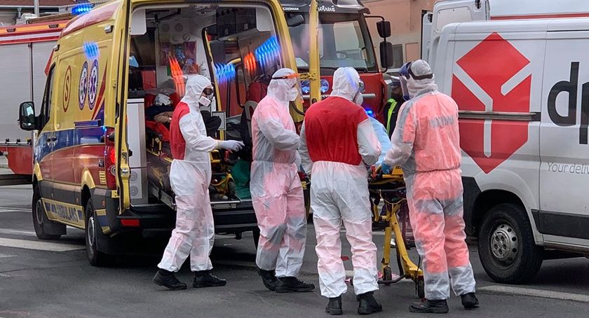 Wypadek na Placu Wyszyńskiego. Jadąca na sygnale karetka zderzyła się z busem.