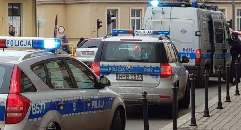Chciała popełnic samobójstwo. Policjanci znaleźli ją z pętlą na szyi.