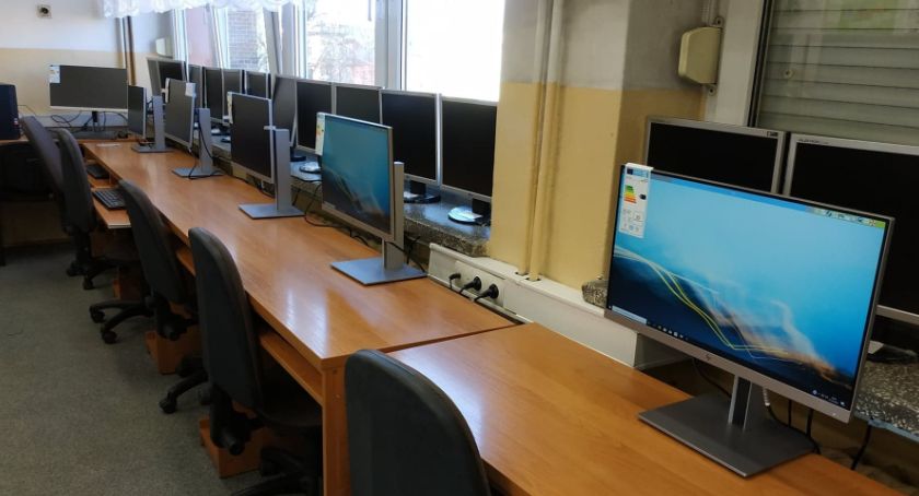 Nowy sprzęt technologii informacyjno - komunikacyjnej w jeleniogórskich szkołach