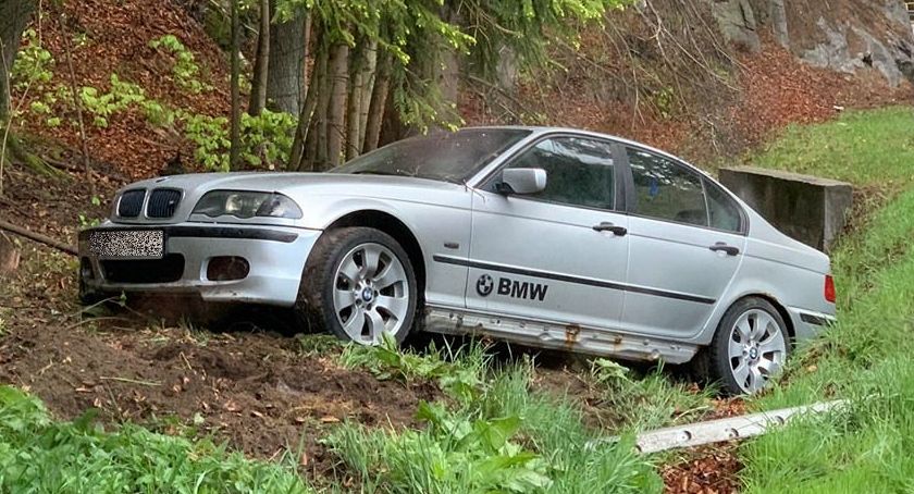 Rozpędzone BMW wypadło z drogi pod Szklarską Porębą