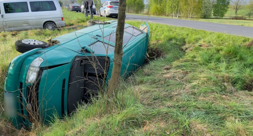 Mysłakowice : Bus wpadł do rowu