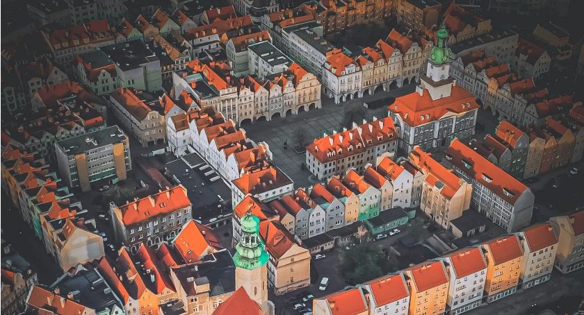 Jelenia Góra : Przybyła 1 osoba zainfekowana wirusem COVID-19