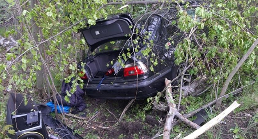 Na drodze do Karpacza bmw wypadło z drogi i wjechało w zarośla