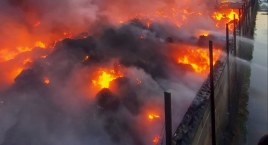 Gigantyczny pożar w zakładzie przetwarzania odpadów. Akcja gaśnicza może potrwać kilka dni.