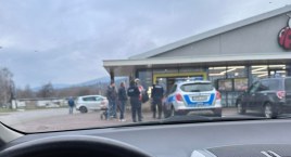 Nachalni wolontariusze z Ukrainy przed marketami w Jeleniej Górze