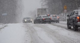 Paraliż na drogach w regionie. Śnieg w środku zimy zaskoczył drogowców