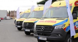 Nowe karetki dla jeleniogórskiego Pogotowia Ratunkowego poświęcone i przekazane