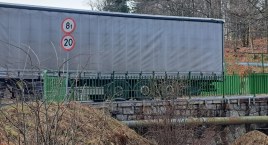 Szklarska Poręba - Zablokowany tir na wiadukcie kolejowym
