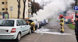 BMW w płomieniach na Zabobrzu. Film z akcji gaśniczej