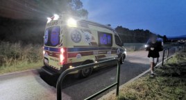 17-letni deskorolkarz ciągnięty przez skuter uległ wypadkowi. Plama krwi na chodniku