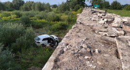 Szaleńczy pościg zakończony groźnym zdarzeniem. Samochód uciekiniera spadł z mostu