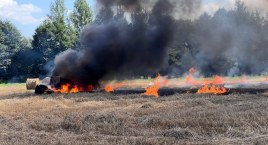 Ogromny pożar w Podgórzynie. Zapalił się traktor, a płomienie szybko przeniosły się na pole