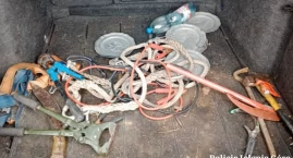 Był w trakcie okradania byłej partnerki, gdy wpadli &hellip;