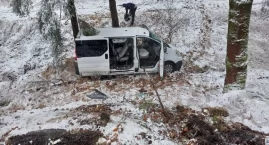 Trudne warunki do jazdy. Bus w rowie i autobus poza drogą