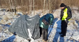 Temperatura na zewnątrz sięga nawet -20 stopni, a kobieta wciąż koczuje w namiocie
