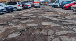 Jelenia <a href='https://24jgora.pl/tag/JeleniaDziura/' title='Jelenia Dziura 24jgora, absurd drogowy, stan drogi'>Dziura</a> - ulica Karłowicza. Zapraszamy na slalom gigant
