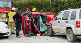 Ulica Łomnicka jest całkowicie zablokowana po zderzeniu trzech pojazdów