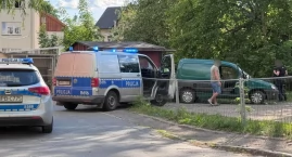 Policyjny pościg za Citroenem Berlingo zakończył się na murku