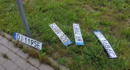 Znaleziono tablice rejestracyjne. Spadają z samochodów na zalanych ulicach